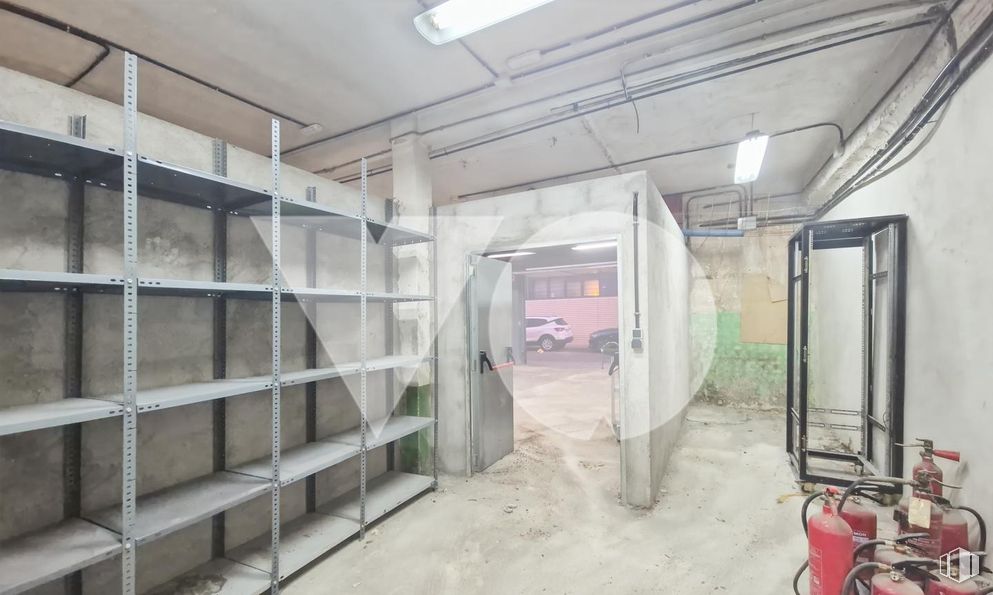 Retail for sale at Calle San Leopoldo, Tetuán, Madrid, 28029 with furniture, light fixture, flooring, ceiling, floor, composite material, shelving, shelf, building material and steel around