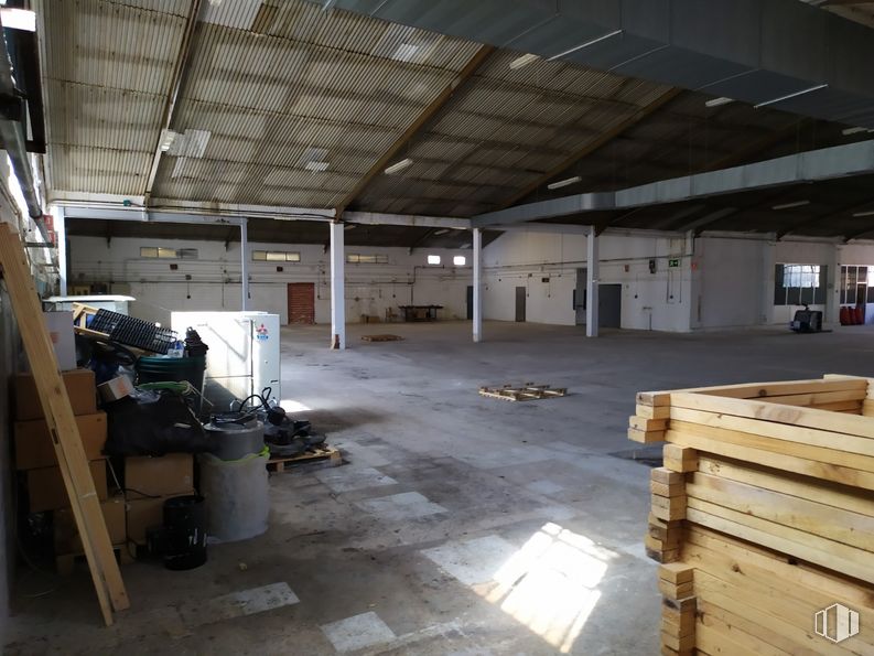 Industrial for sale at Calle Vega, 11, Morata de Tajuña, Madrid, 28530 with luggage & bags, property, wood, flooring, floor, hall, wall, beam, hardwood and gas around