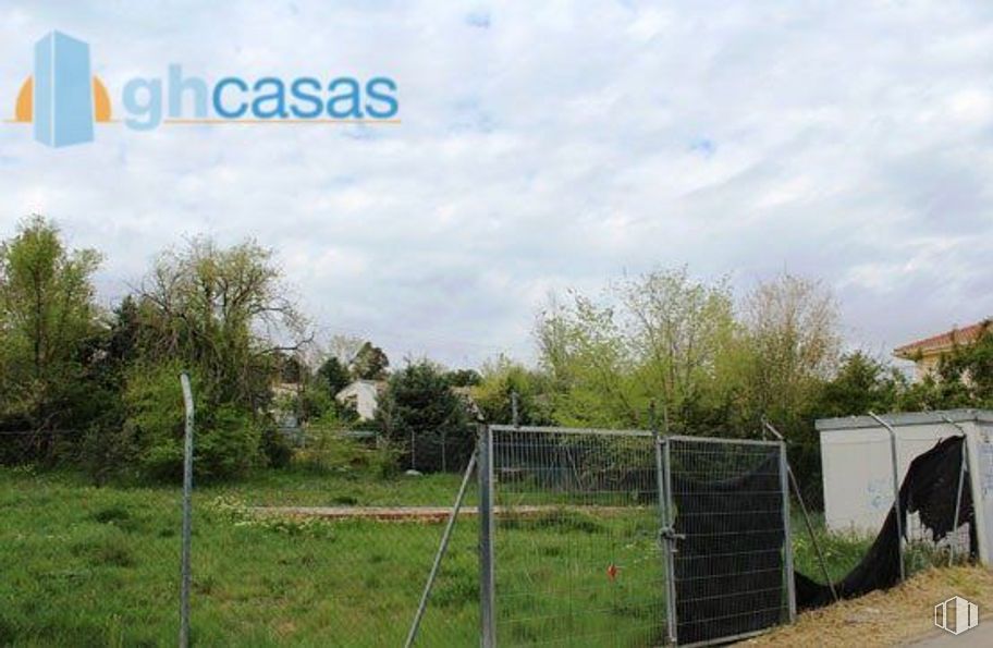 Land for sale at Calle Castillo Gormaz, Torrejón del Rey, Guadalajara, 19174 with cloud, plant, sky, tree, land lot, grass, mesh, wire fencing, rural area and landscape around