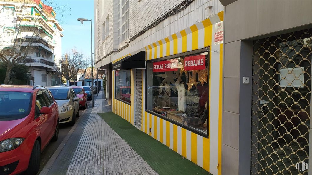 Local en venta en Casco antiguo, Majadahonda, Madrid, 28220 con coche, rueda, edificio, neumático, puerta y toldo alrededor