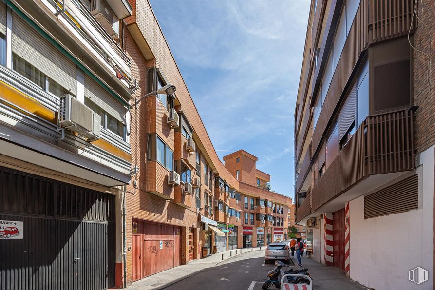 Local en alquiler en Avenida Abrantes, 46, Carabanchel, Madrid, 28025 con edificio, cielo, ventana, infraestructura, nube, superficie de la carretera, rueda, diseño urbano, barrio y neumático alrededor