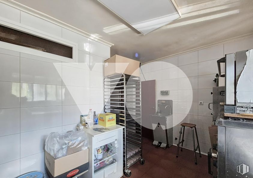 Retail for sale at Calle Melchor Fernández Almagro, Fuencarral - El Pardo, Madrid, 28029 with stool, flooring, ceiling, floor, interior design, lighting, room, major appliance, light fixture and tile around