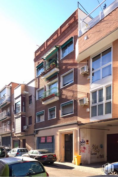 Retail for sale at Calle Eduardo Requenas, 38, Puente de Vallecas, Madrid, 28018 with car, window, building, sky, land vehicle, vehicle, wheel, tire, house and urban design around