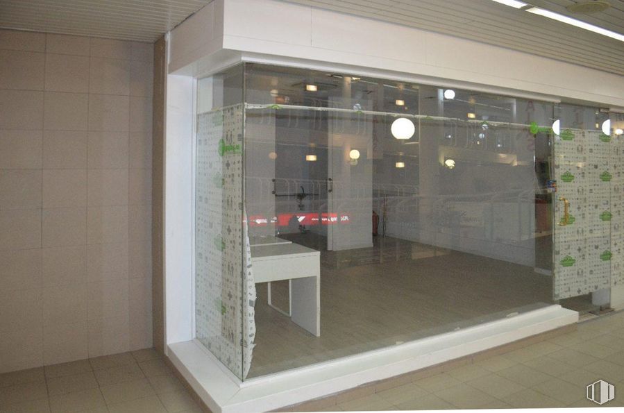 Retail for sale at C.C. BurgoCentro II, Calle Comunidad de Madrid, 37, Las Rozas de Madrid, Madrid, 28230 with cabinetry, furniture, flooring, hall, door, fixture, glass, ceiling, rectangle and wood around