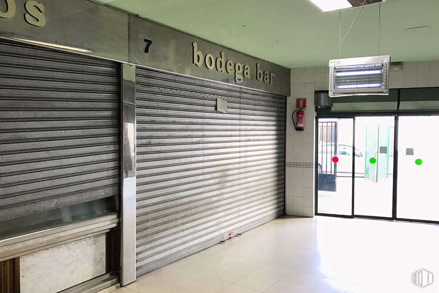 Local en alquiler y venta en Calle Calderón de la Barca, 9, Navalcarnero, Madrid, 28600 con persiana de la ventana, alumbrado, edificio, accesorio, puerta, diseño de interiores, suelo, pared, piso y techo alrededor