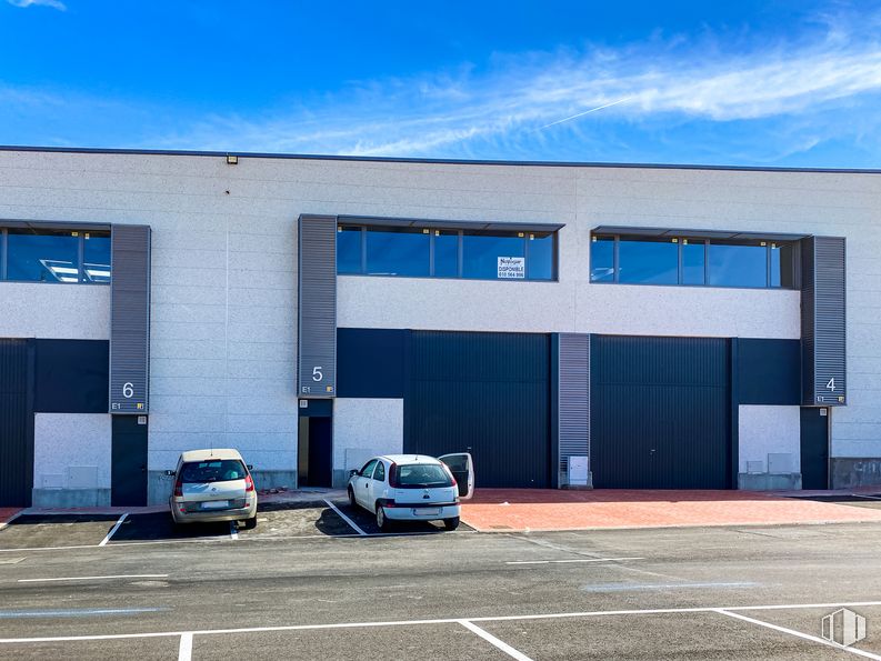 Nave en alquiler en Polígono Industrial Neinor, Leganés, Madrid, 28914 con coche, edificio, ventana, luz de estacionamiento automotriz, cielo, nube, azul, vehículo, neumático y vehículo motorizado alrededor