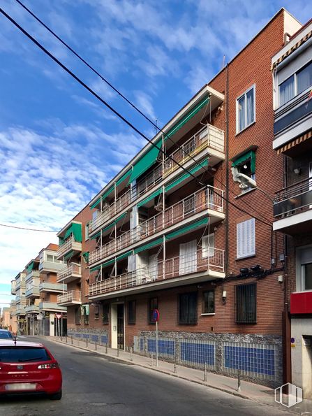 Local en venta en Ciudad Lineal - Quintana, Ciudad Lineal, Madrid, 28027 con coche, ventana, nube, cielo, edificio, vehículo, azul, luces traseras y de freno, iluminación del automóvil y diseño urbano alrededor