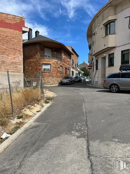 Land for sale at Calle Peralosa, Valdemorillo, Madrid, 28210 with car, window, wheel, building, tire, house, sky, cloud, property and vehicle around