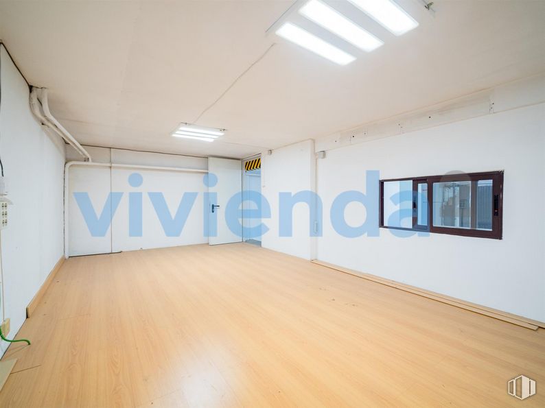 Local en venta en Calle San Fidel, Ciudad Lineal, Madrid, 28017 con lámpara, accesorio, madera, suelos, edificio, suelo, hall, sombra, ventana y madera dura alrededor