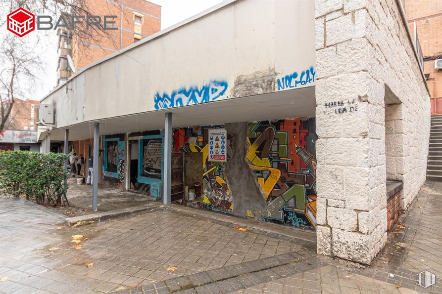 Retail for sale at Plaza Santa Eurelia, Ciudad Lineal, Madrid, 28017 with wall, concrete, composite material, graffiti, sidewalk, paint, mural and street art around