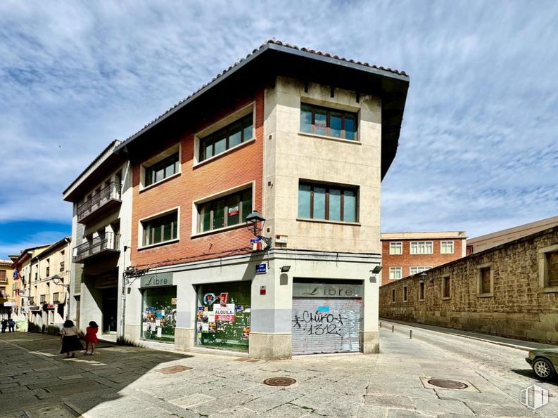 Retail for rent at Calle San Millán, Ávila, 05001 with window, building, sky, cloud, plant, road surface, fixture, urban design, house and rural area around