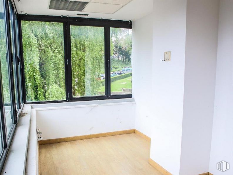 Office for sale at Calle Cardenal González Mendoza, 3, Guadalajara, 19001 with window, property, fixture, shade, tree, wood, interior design, composite material, glass and hardwood around