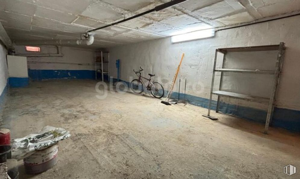 Retail for sale at Calle Lardero, Vicálvaro, Madrid, 28032 with bicycle, tire, furniture, wheel, floor, flooring, ceiling, parking, basement and hall around