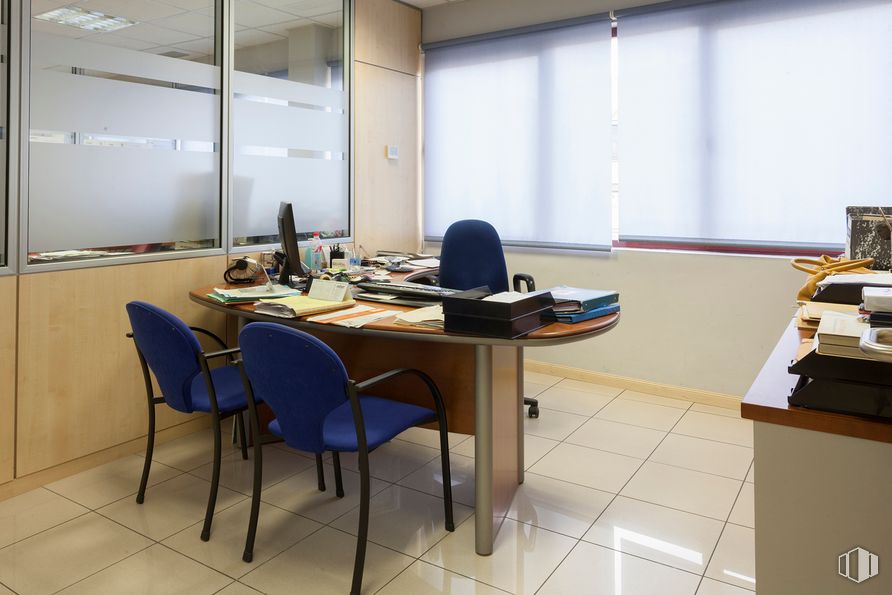 Office for sale at Calle Luis I, Villa de Vallecas, Madrid, 28031 with chair, table, furniture, personal computer, office chair, computer desk, desk, computer, computer monitor and building around