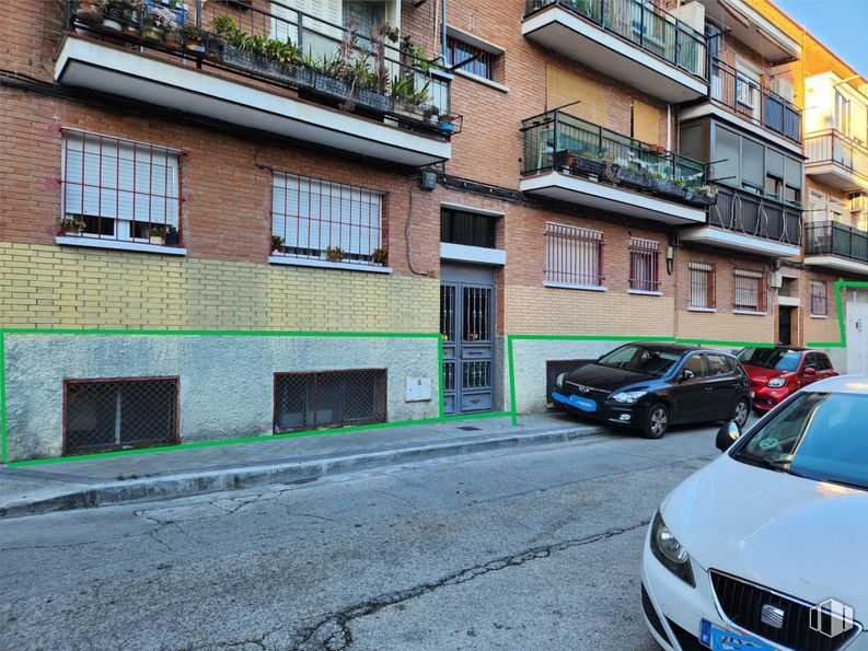 Nave en alquiler y venta en Calle Piña, 24, Carabanchel, Madrid, 28044 con coche, ventana, barrio, zona residencial, luz de estacionamiento, apartamento, iluminación del automóvil, coche familiar, balcón y matrícula del vehículo alrededor