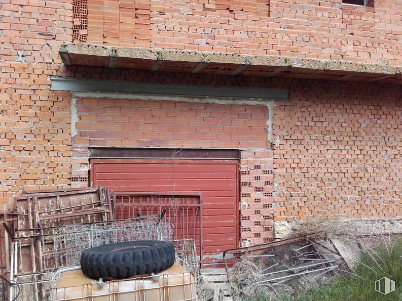 Land for sale at Casco urbano, Pedrezuela, Madrid, 28723 with tire, wheel, property, brickwork, brick, wood, plant, building, building material and wall around