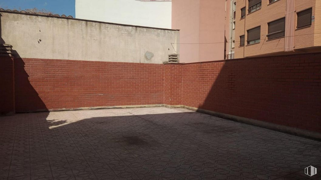 Oficina en venta en Travesía Madrid, Alcobendas, Madrid, 28100 con edificio, día, superficie de la carretera, madera, albañilería, ventana, asfalto, suelo, ladrillo y piso alrededor