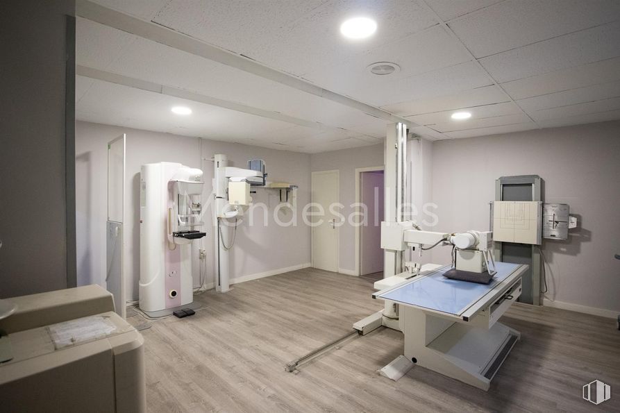 Retail for sale at Avenida Constitución, Móstoles, Madrid, 28931 with desk, flooring, floor, interior design, medical, clinic, ceiling, hospital, room and medical equipment around