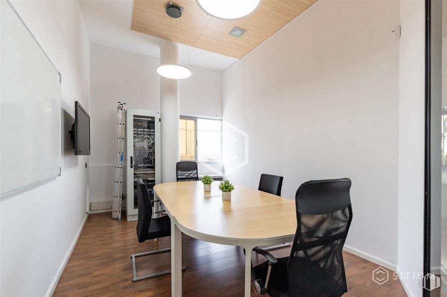 Oficina en alquiler y venta en Avenida Industria, 37, Tres Cantos, Madrid, 28760 con silla, lámpara, alumbrado, mesa de cocina y comedor, mesa, puerta, mueble, propiedad, accesorio y edificio alrededor