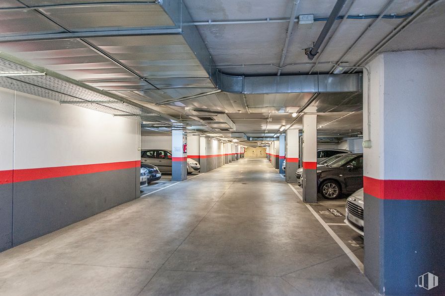 Office for rent at Edificio Data, Calle Sepúlveda, 17, Alcobendas, Madrid, 28100 with car, tire, automotive parking light, wheel, building, motor vehicle, vehicle, automotive design, asphalt and automotive lighting around