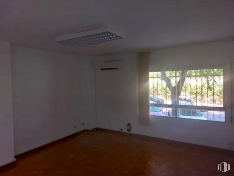 Oficina en alquiler en Canillas, Hortaleza, Madrid, 28033 con ventana, accesorio, madera, suelos, suelo, edificio, sombra, madera dura, techo y tinte para madera alrededor