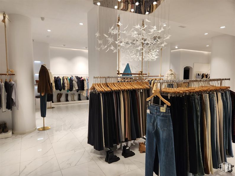 Retail for sale at Zona centro, Villanueva de la Cañada, Madrid, 28691 with jeans, lighting, outerwear, pants, clothing, chandelier, coat, retail, boutique and clothes hanger around