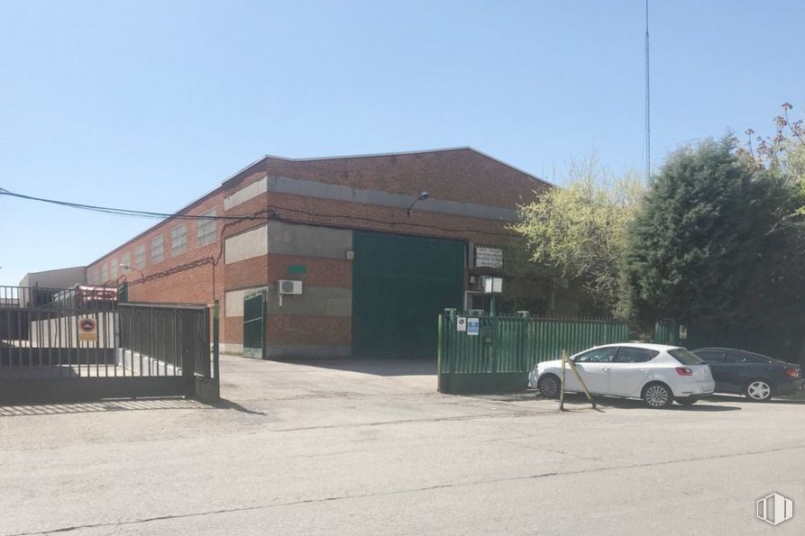 Industrial for sale at Zona industrial, San Fernando de Henares, Madrid, 28830 with car, building, automotive parking light, sky, tire, wheel, vehicle, asphalt, plant and shade around