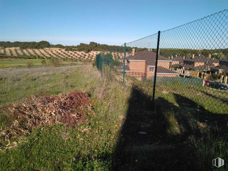 Land for sale at Calle Ciudad Real, S/N, Bargas, Toledo, 45593 with sky, plant, land lot, fence, tree, biome, grass, wall, natural landscape and rural area around