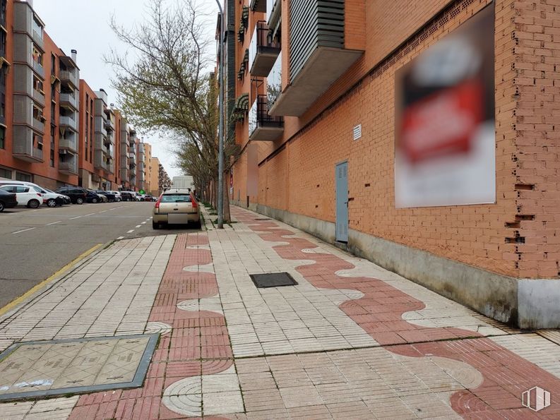 Local en venta en Calle Nardos, 135, Alcorcón, Madrid, 28925 con edificio, coche, neumático, día, ventana, rueda, superficie de carretera, infraestructura, árbol y planta alrededor