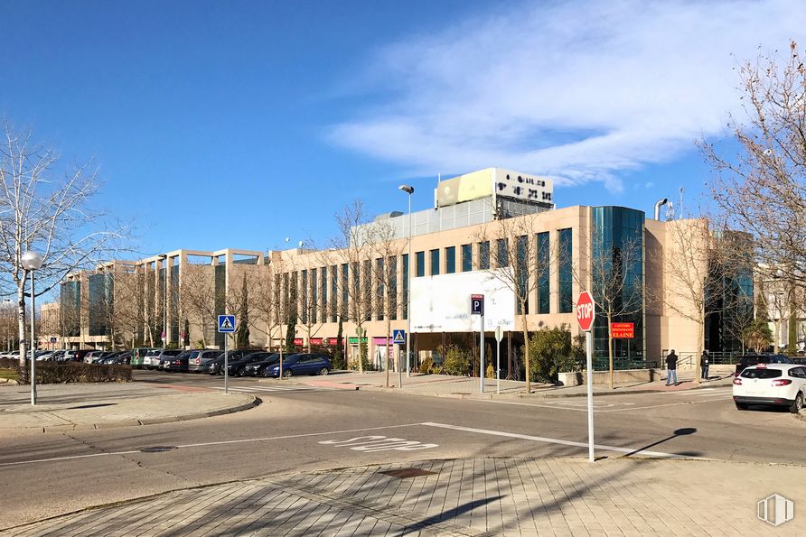 Oficina en alquiler en Edificio Azasol, Calle Chile, 8, Las Rozas de Madrid, Madrid, 28290 con coche, edificio, cielo, nube, árbol, diseño urbano, vehículo, luz de la calle, superficie de la carretera y asfalto alrededor