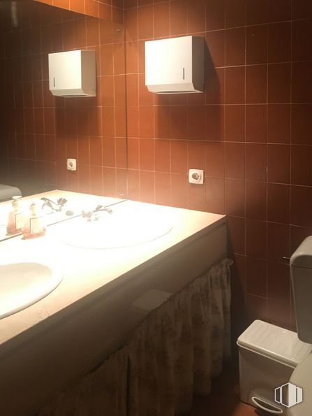 Oficina en alquiler en Calle Orense, Tetuán, Madrid, 28020 con fregadero, encimera, marrón, espejo, grifo, lavabo del baño, arreglo de tubería, ebanistería, madera y mueble de baño alrededor