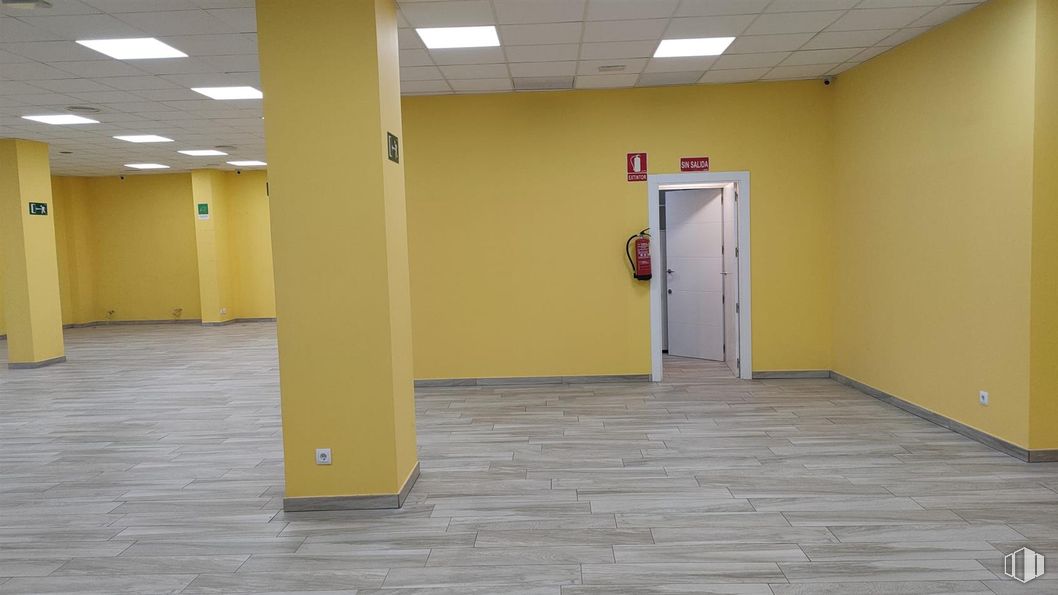 Local en venta en Zona Las Tablas, Fuencarral - El Pardo, Madrid, 28050 con puerta, edificio, accesorio, suelo, suelos, propiedad material, techo, madera, habitación y suelo de baldosas alrededor