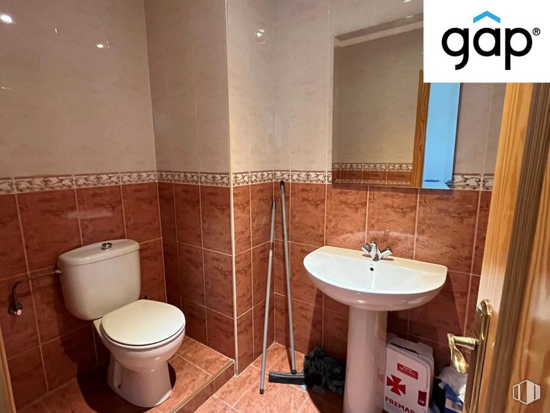 Retail for sale at Zona Rey Juan Carlos I, Cuenca, 16004 with toilet, sink, brown, property, plumbing fixture, purple, bathroom, interior design, bathroom sink and tap around