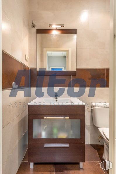 Office for sale at Calle Arroyo Bueno, Villaverde, Madrid, 28021 with bathroom cabinet, cabinetry, building, property, mirror, tap, sink, wood, interior design and rectangle around