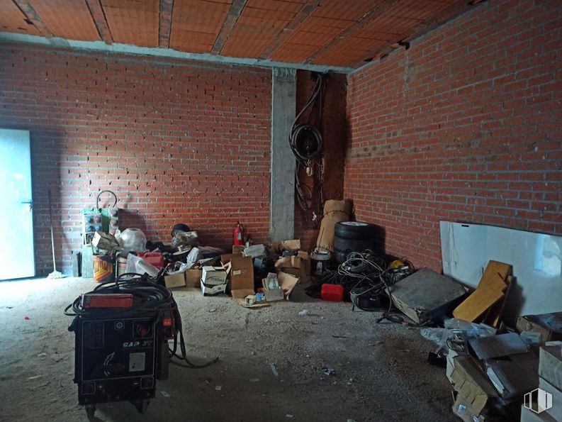 Retail for sale at Avenida Patrimonio de la Humanidad, Ávila, 05004 with luggage & bags, home appliance, person, property, interior design, floor, building, flooring, wood and gas around