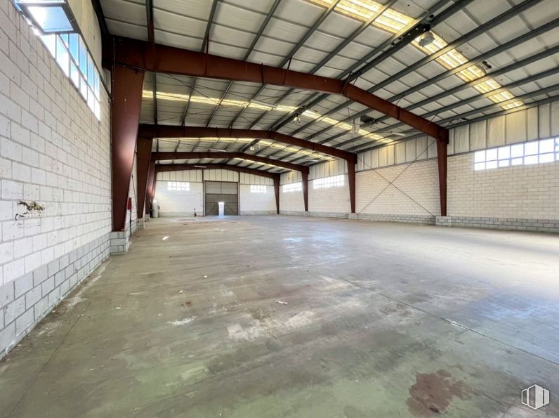 Nave en alquiler en Zona industrial, Sanchidrián, Ávila, 05290 con ventana, madera, pasillo, piso, suelo, línea, viga, material compuesto, techo y hormigón alrededor