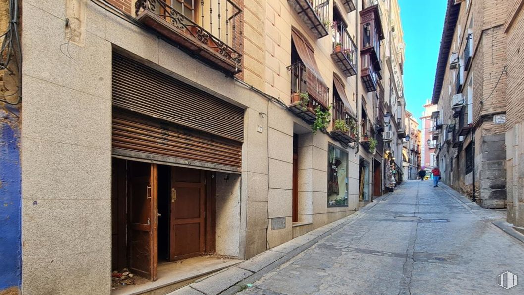 Retail for sale at Calle Chapinería, Toledo, 45001 with window, building, road surface, neighbourhood, wood, residential area, sidewalk, sky, road and facade around