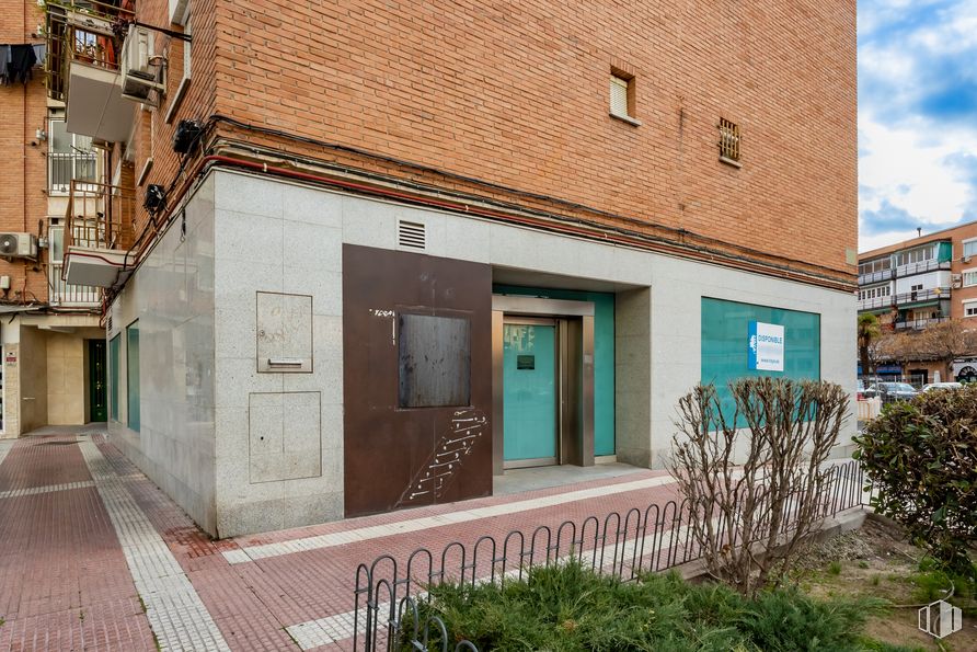 Retail for sale at Avenida Virgen Loreto, Torrejón de Ardoz, Madrid, 28850 with door, house, window, plant, building, fixture, wood, urban design, residential area and sky around