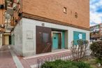 Retail for sale at Avenida Virgen Loreto, Torrejón de Ardoz, Madrid, 28850 with door, house, window, plant, building, fixture, wood, urban design, residential area and sky around