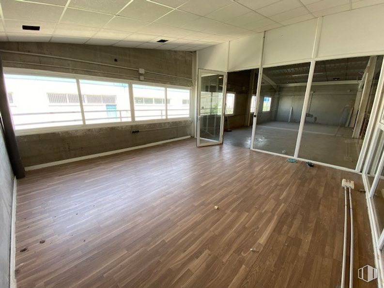 Nave en venta en Polígono Industrial Ribagorda, Fuente el Saz de Jarama, Madrid, 28140 con accesorio, madera, pasillo, suelo, sombra, piso, casa, ventana, edificio y tinte para madera alrededor