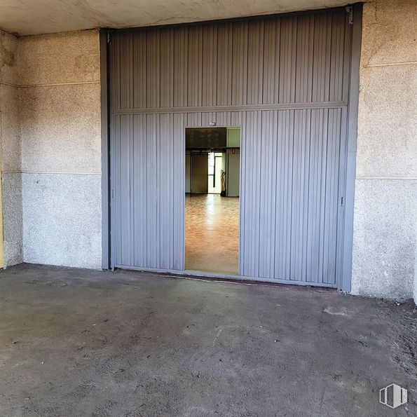 Nave en alquiler en Calle María Tubau, Fuencarral - El Pardo, Madrid, 28050 con propiedad, madera, accesorio, suelo, edificio, pared, suelos, superficie de la carretera, tintes y matices y fachada alrededor