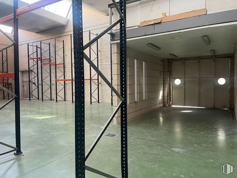 Industrial for rent at Calle Fundición, Rivas-Vaciamadrid, Madrid, 28529 with flooring, floor, ceiling, composite material, metal, shelving, building material, design, shelf and steel around