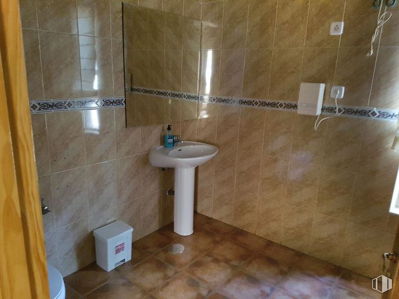 Office for sale at Avenida de Madrid, Toledo, 45003 with sink, plumbing fixture, tap, bathroom, wood, interior design, flooring, fixture, floor and plumbing around