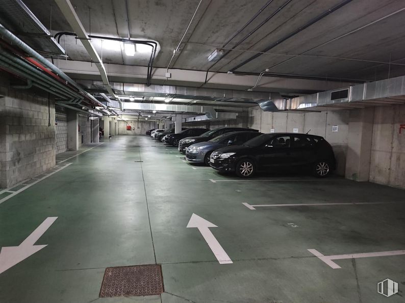 Office for rent at Centro Empresarial Augusta, Avenida Vía Láctea, 1, San Fernando de Henares, Madrid, 28830 with car, wheel, automotive lighting, parking lot, automotive parking light, parking, family car, luxury vehicle, personal luxury car and full-size car around