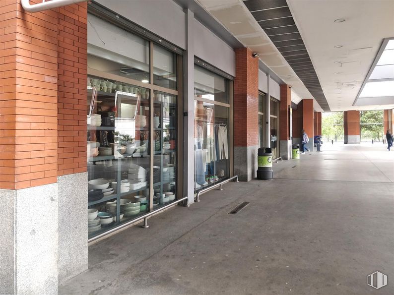 Local en alquiler y venta en C.C.Plaza Aluche, Avenida de los Poblados, 58, La Latina, Madrid, 28044 con accesorio, diseño urbano, fachada, inmobiliario, edificio comercial, edificio, material de construcción, ciudad, suelos y material compuesto alrededor