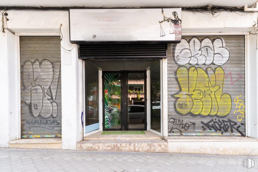 Local en alquiler y venta en Calle Emilio Ferrari, Ciudad Lineal, Madrid, 28017 con edificio, planta, accesorio, arquitectura, puerta, pared, fachada, arte, ciudad y fuente alrededor