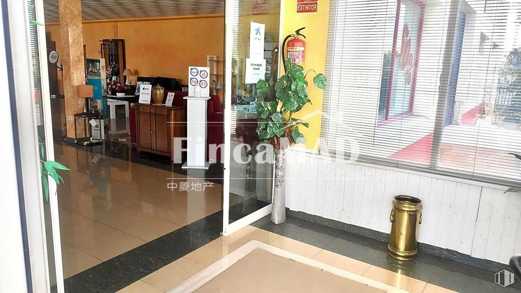 Retail for rent at Avenida Comunidades de Europa, Parla, Madrid, 28980 with cabinetry, window blind, property, interior design, wood, building, flooring, floor, door and real estate around