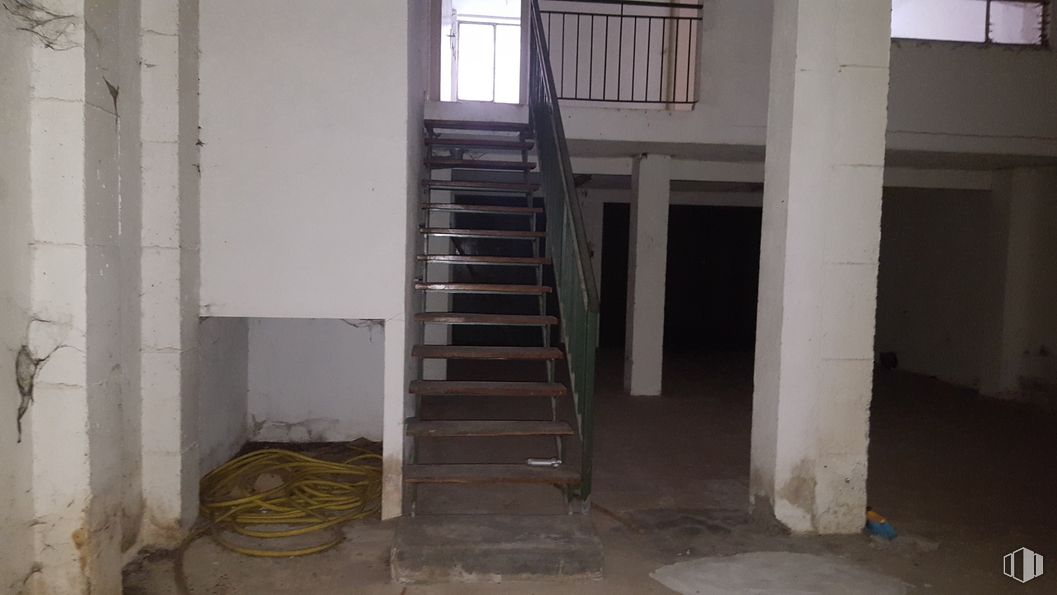 Retail for sale at Calle General Cuesta, 6, Talavera de la Reina, Toledo, 45600 with window, ladder, building, stairs, wood, fixture, flooring, composite material, hardwood and gas around