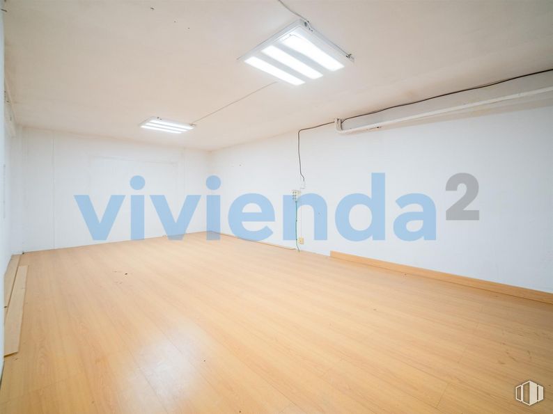 Local en venta en Calle San Fidel, Ciudad Lineal, Madrid, 28017 con lámpara, alumbrado, madera, edificio, suelos, accesorio, fuente, techo, madera dura y barniz alrededor