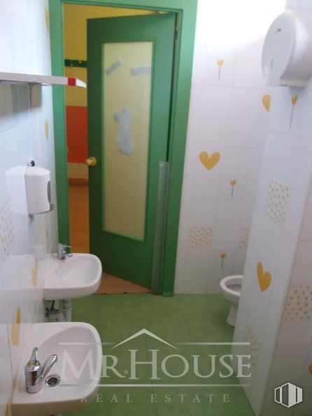 Retail for sale & for rent at Calle Estrella Antares, Parla, Madrid, 28980 with toilet, sink, hand dryer, tap, door, flooring, floor, interior design, room and plumbing around